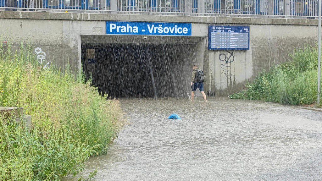 V Praze stoupla hladina Botiče, povodně hrozí i na Plzeňsku a Rokycansku